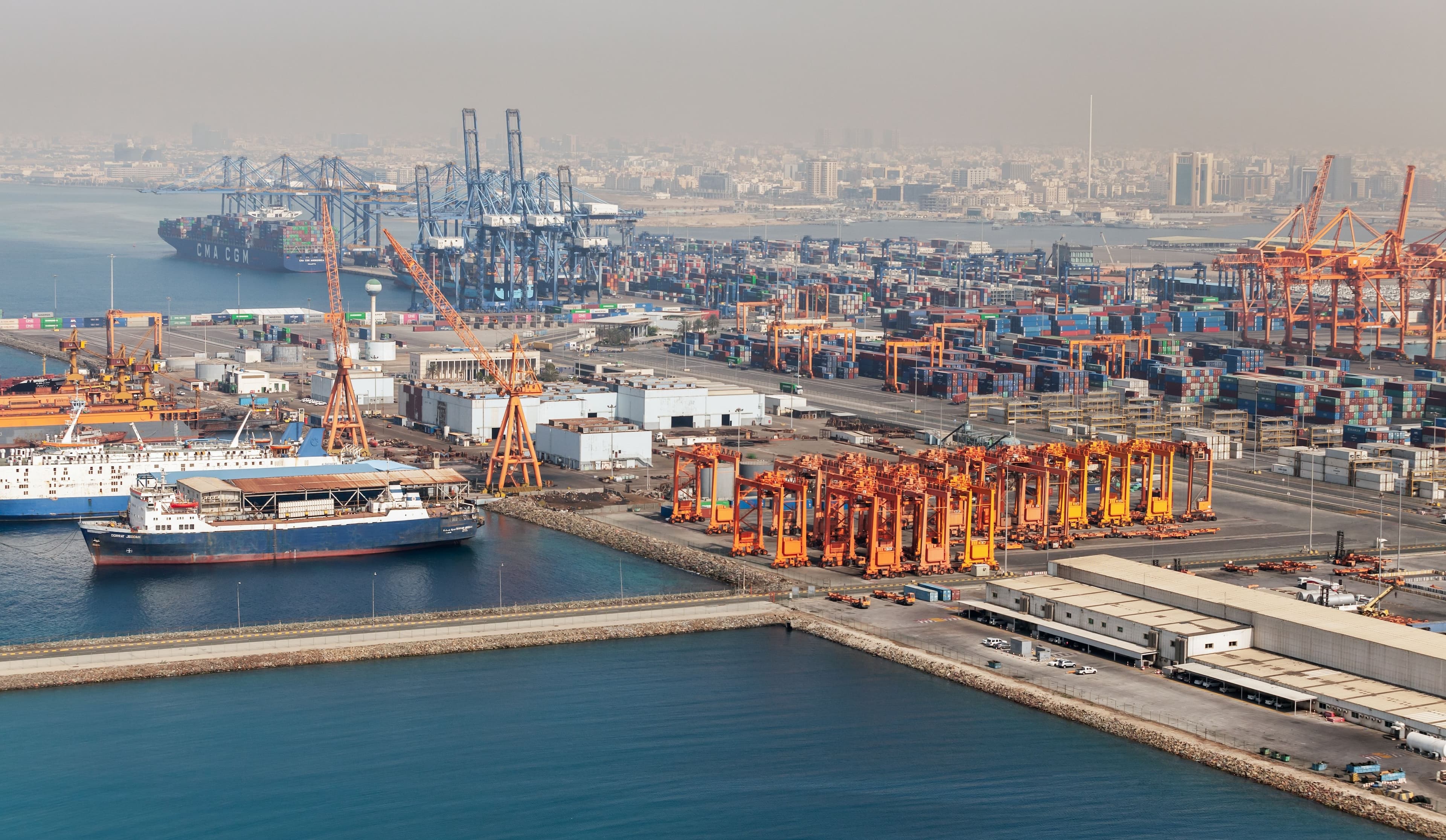 This article provides an overview map of Saudi Arabia’s major industrial zones, including SILZ Riyadh, Oxagon NEOM, KAEC, and Ras Al-Khair, highlighting foreign investment hubs and logistics infrastructure.